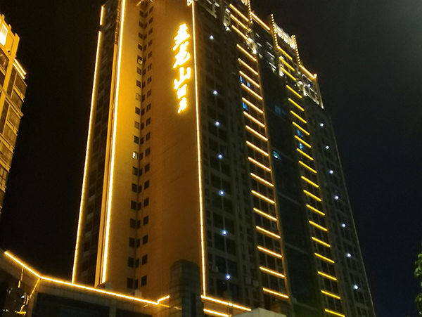 宇泉投光燈：光芒匯聚，萬千華彩